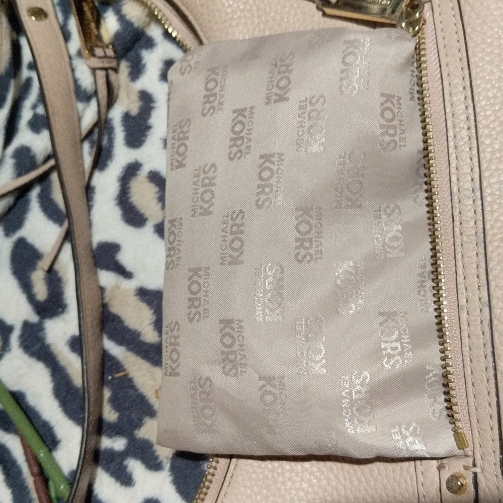 Michael Kors Rhea medium messenger handbag - Picture 15 of 16
